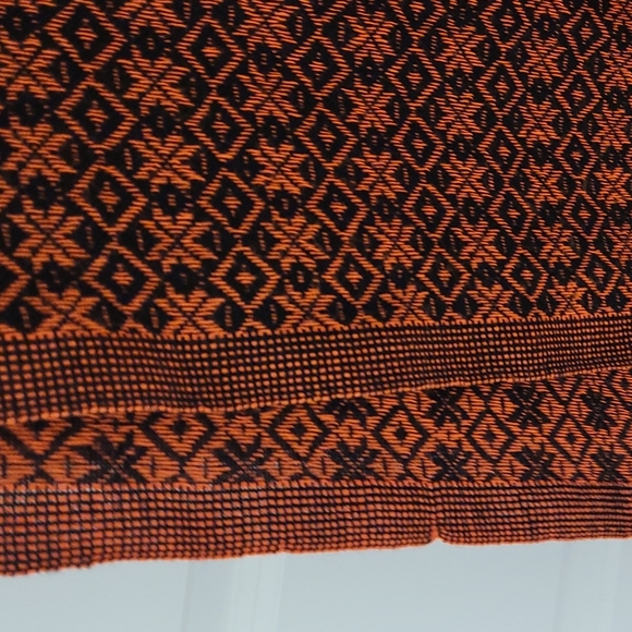 ❄ Orange and Black. Oversize scarf. Snowflake design. - Picture 5 of 6